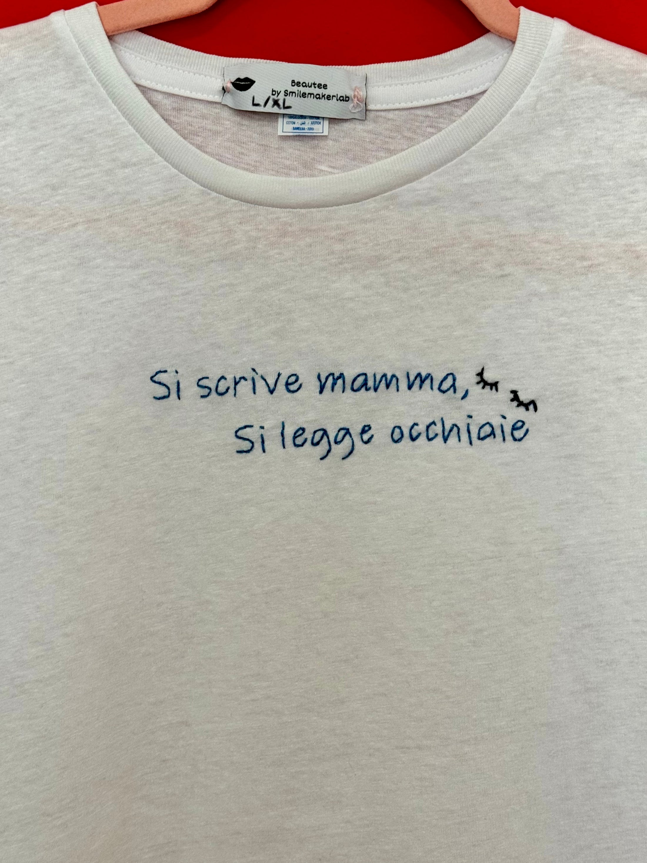 Beautee Maglietta “si scrive mamma, si legge occhiaie” ricamata a mano